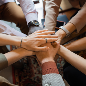 Gruppo mani una sopra l'altra